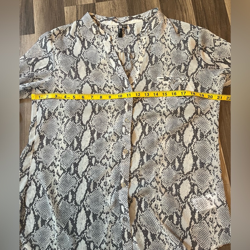 Kut from the Kloth Sinclaire Snake Print Button Down Blouse SZ Large - Picture 8 of 11